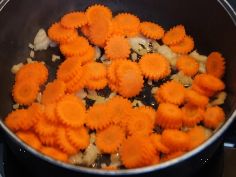 Rezept: Bratwurst mit Erbsen-Möhrenblütengemüse Bild Nr. 4388 Bratwurst mit Erbsen-Möhrenblütengemüse - Rezept - Bild Nr. 4388