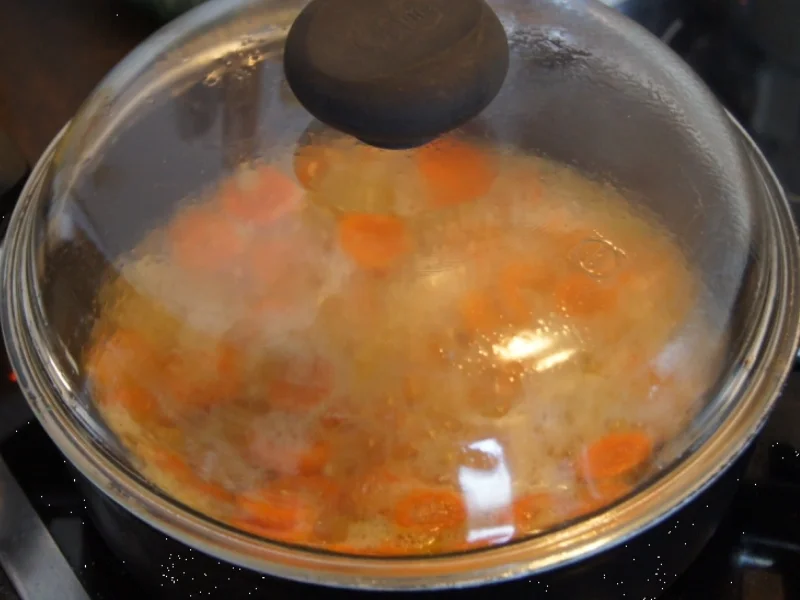 Rezept: Bratwurst mit Erbsen-Möhrenblütengemüse Bild Nr. 4390 Bratwurst mit Erbsen-Möhrenblütengemüse - Rezept - Bild Nr. 4390