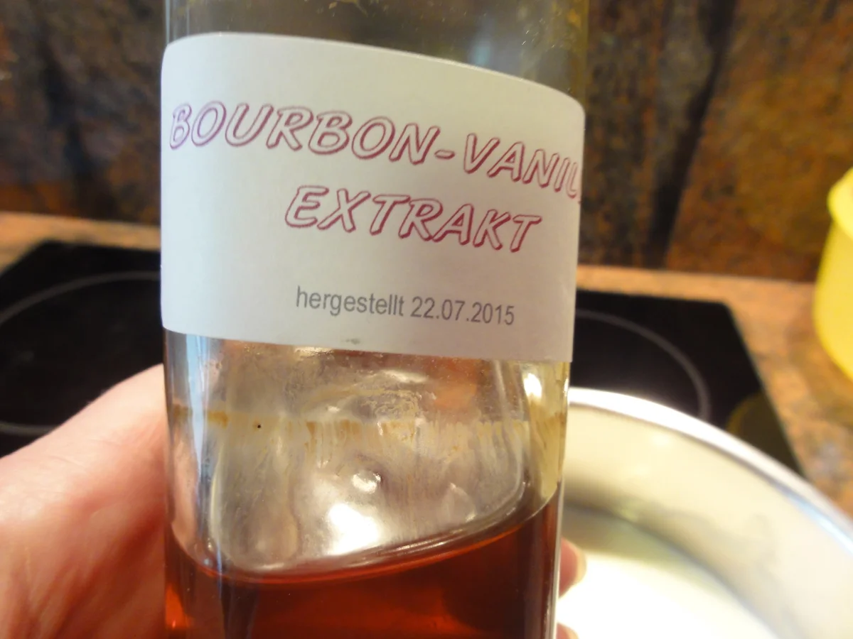 Rezept: Biskuit: 2-stöckige TAUFTORTE ( 26cm) Bild Nr. 4406 Biskuit: 2-stöckige TAUFTORTE ( 26cm) - Rezept - Bild Nr. 4406