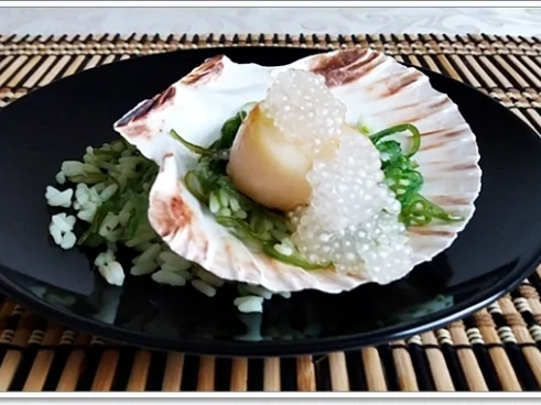 Rezept: Gebratene Jakobsmuscheln auf Reis-Wakame-Algensalat , Schaumsauce & „Perlen“ Bild Nr. 4444 Gebratene Jakobsmuscheln auf Reis-Wakame-Algensalat , Schaumsauce & „Perlen“ - Rezept - Bild Nr. 4444