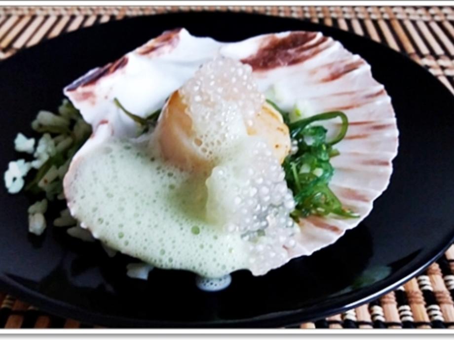 Gebratene Jakobsmuscheln auf Reis Wakame Algensalat, Schaumsauce ... Gebratene Jakobsmuscheln auf Reis Wakame Algensalat, Schaumsauce ...