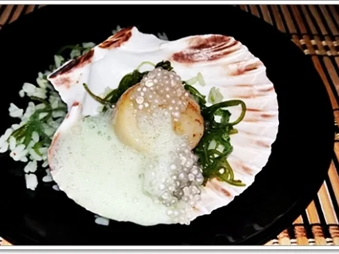 Rezept: Gebratene Jakobsmuscheln auf Reis-Wakame-Algensalat , Schaumsauce & „Perlen“ Bild Nr. 4446 Gebratene Jakobsmuscheln auf Reis-Wakame-Algensalat , Schaumsauce & „Perlen“ - Rezept - Bild Nr. 4446