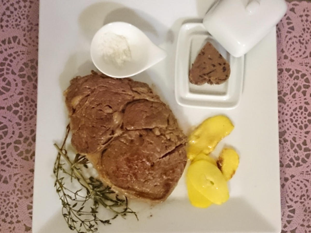 Entrecôte mit Kartoffelchips und Schalottenbutter - Rezept - kochbar.de