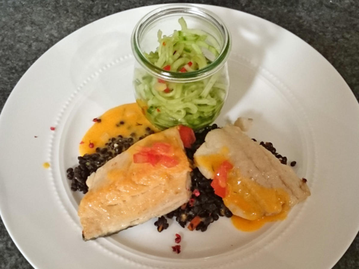 Bilder für In Butter gebratene Fischfilets auf Linsengemüse und Chili-Gurken-Salat - Rezept