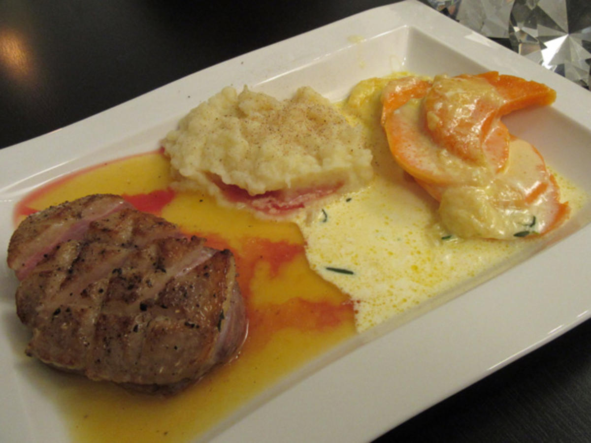 Gebratene Ente mit einer Karamell-Orangen-Soße, Süßkartoffelgratin und ...