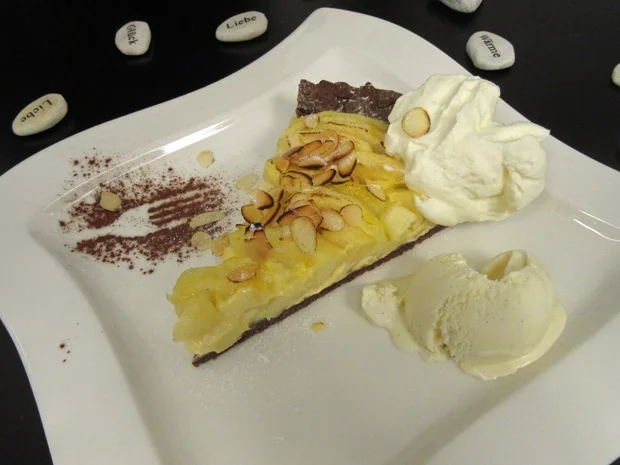 Warmer Apfelkuchen mit einer Mandel-Karamell-Kruste, Sahne und Vanilleeis - Rezept - Bild Nr. 4507