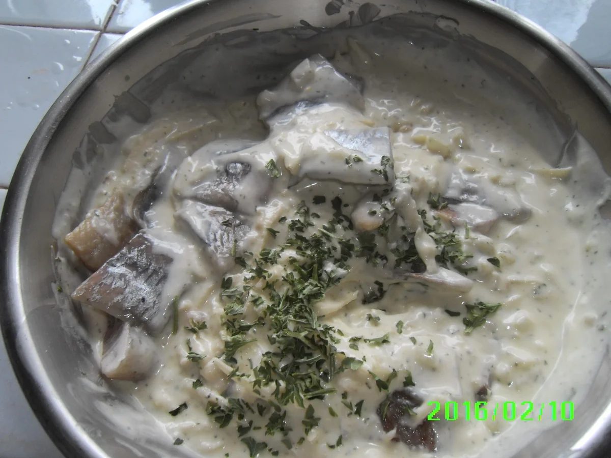 Rezept: Matjesfiltes in Marinade mit Pellkartoffeln und Eisbergsalat Bild Nr. 4528 Matjesfiltes in Marinade mit Pellkartoffeln und Eisbergsalat - Rezept - Bild Nr. 4528