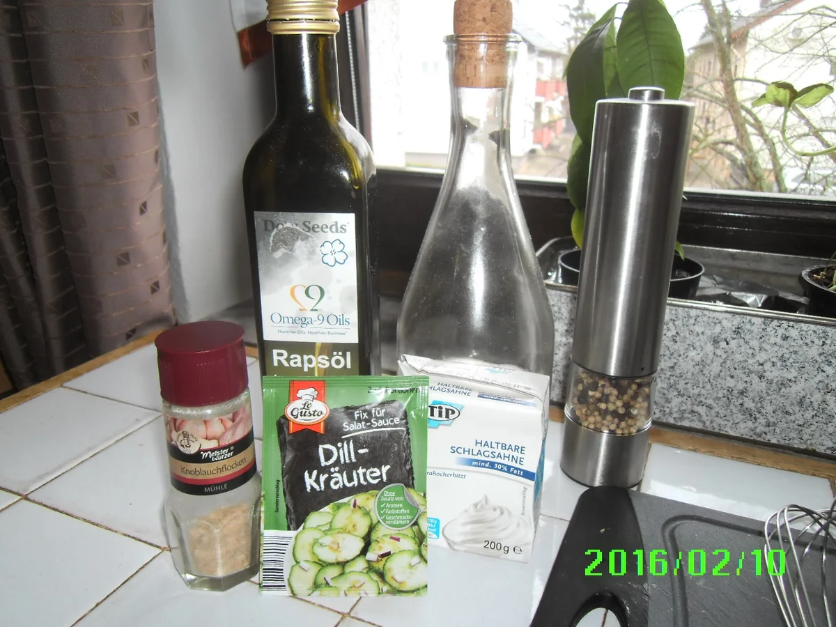 Rezept: Matjesfiltes in Marinade mit Pellkartoffeln und Eisbergsalat Bild Nr. 4529 Matjesfiltes in Marinade mit Pellkartoffeln und Eisbergsalat - Rezept - Bild Nr. 4529