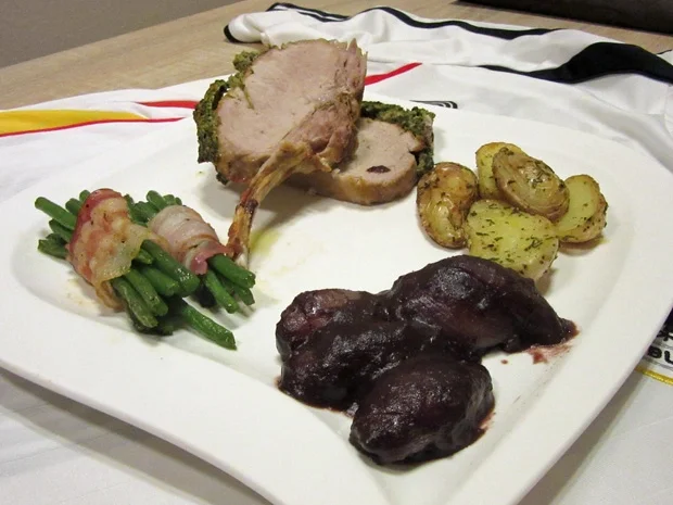 Ibérico im Kräutermantel mit Speckbohnen, Rosmarinkartoffeln und Rotweinscharlotten - Rezept - Bild Nr. 4578