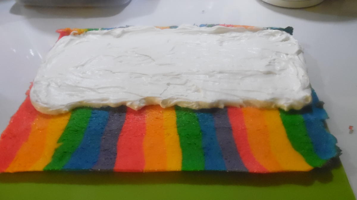 Regenbogen-Biscuit-Rolle (Rainbow Cake Roll) - Rezept - Bild Nr. 4602