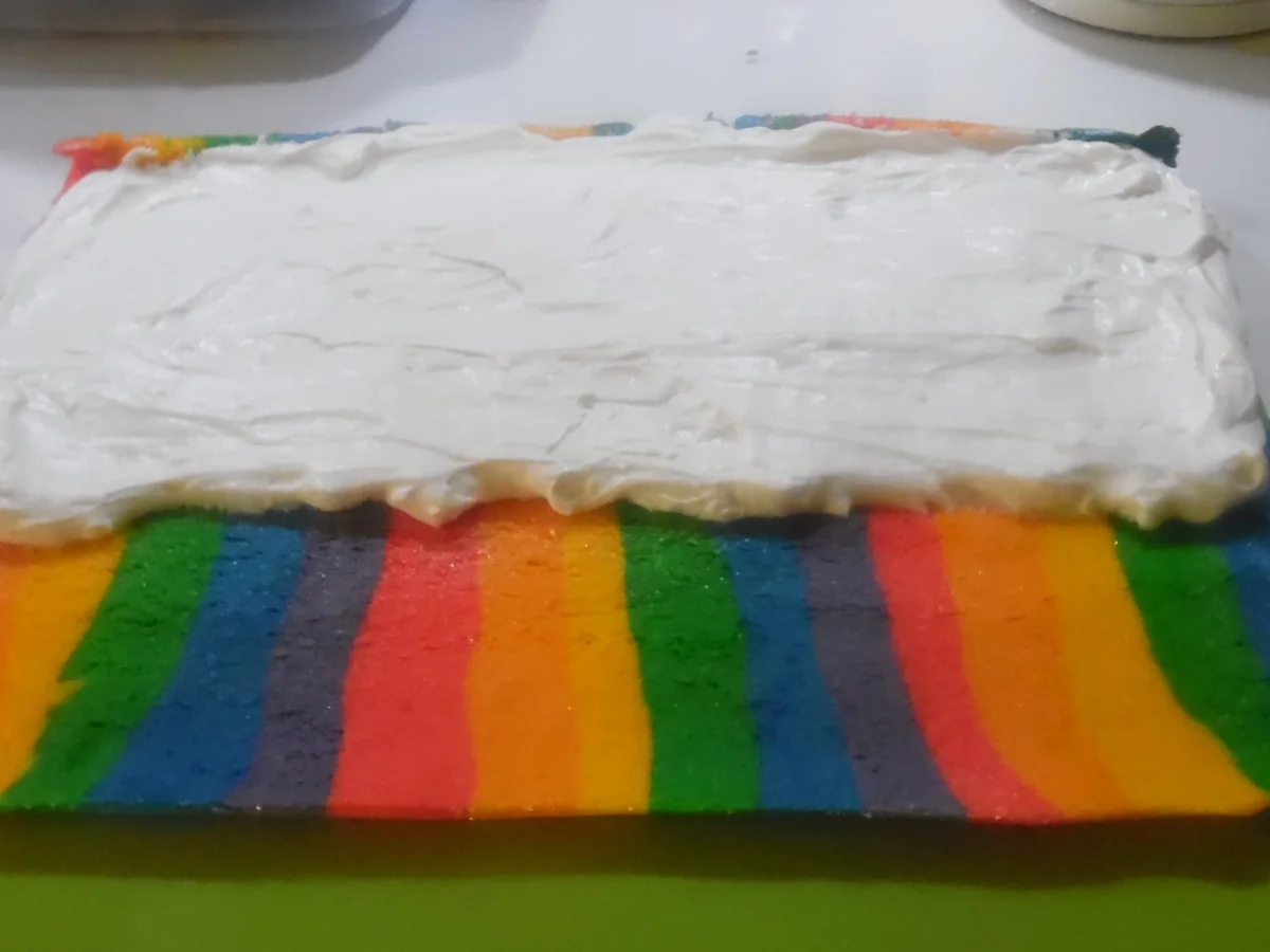 Regenbogen-Biscuit-Rolle (Rainbow Cake Roll) - Rezept - Bild Nr. 4602