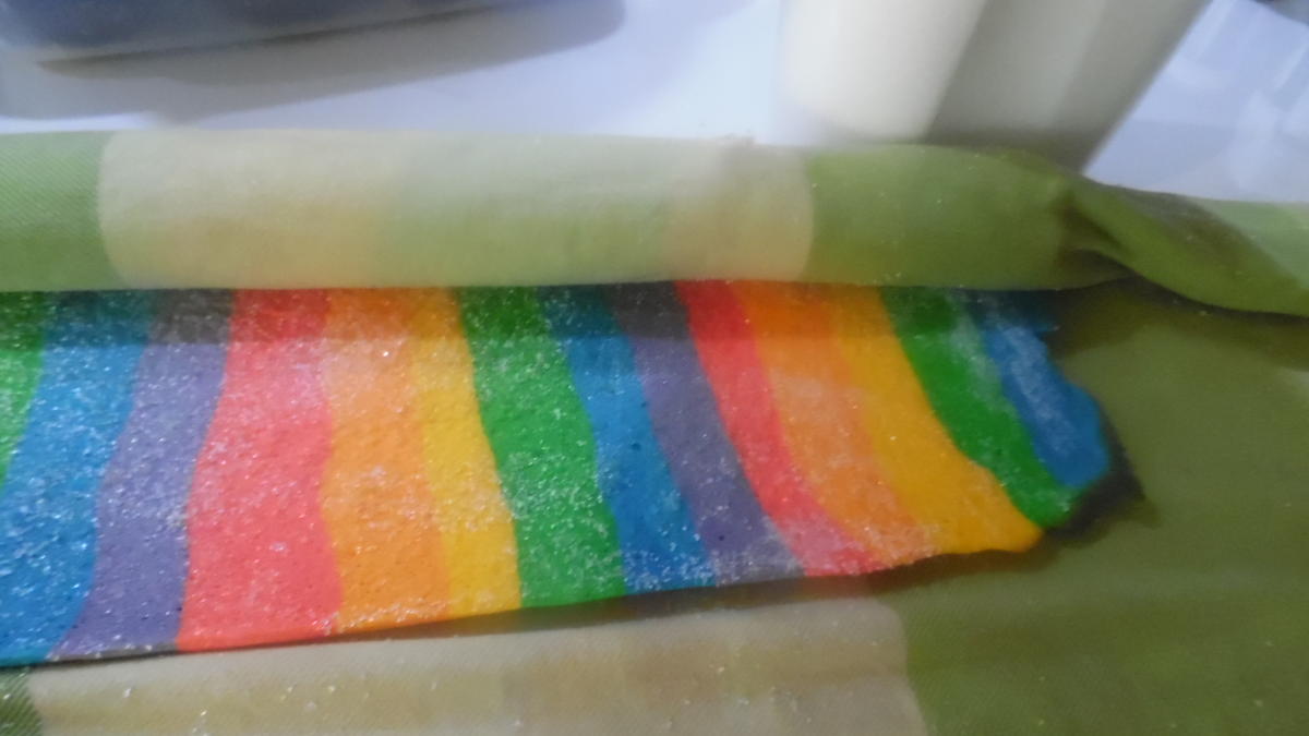 Regenbogen-Biscuit-Rolle (Rainbow Cake Roll) - Rezept - Bild Nr. 4605