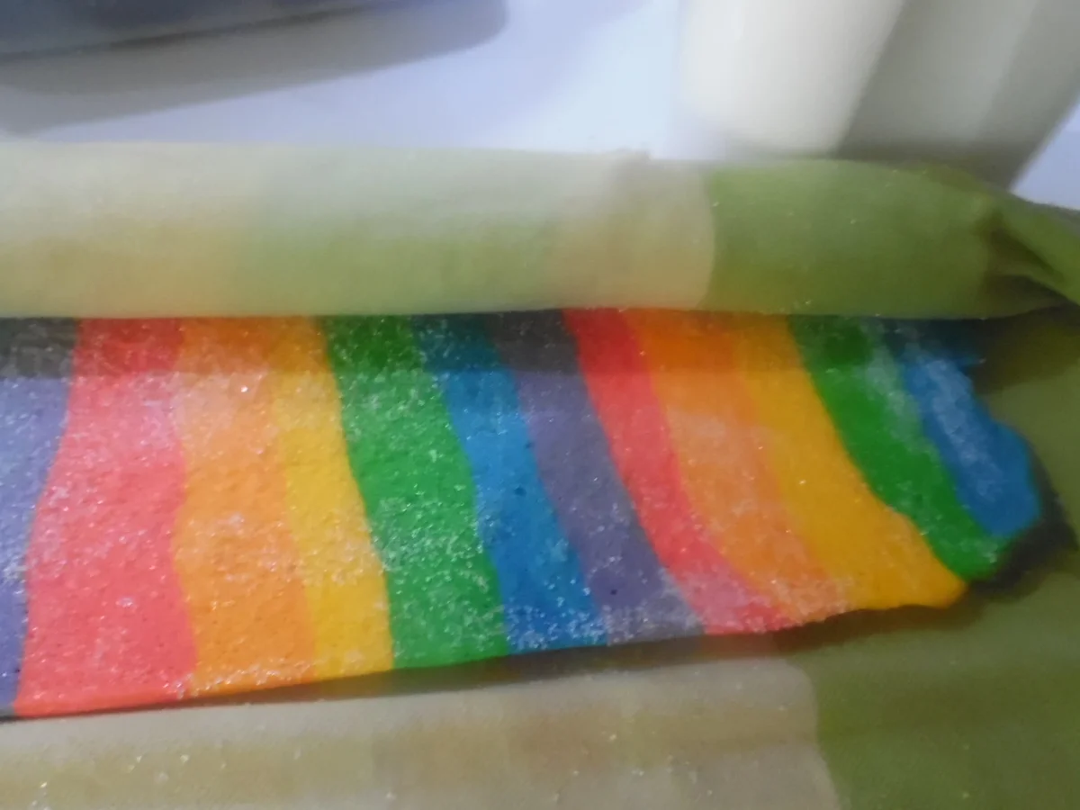 Regenbogen-Biscuit-Rolle (Rainbow Cake Roll) - Rezept - Bild Nr. 4605