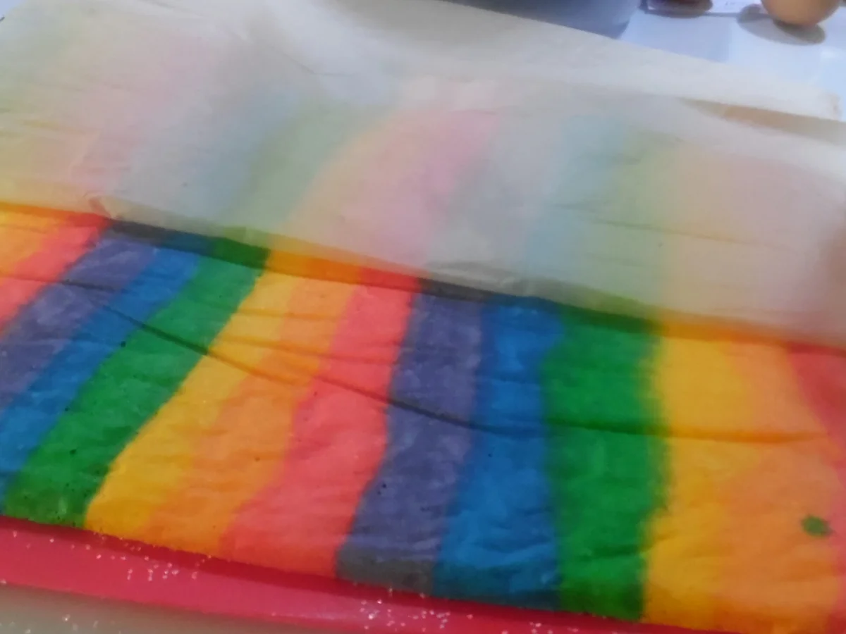 Regenbogen-Biscuit-Rolle (Rainbow Cake Roll) - Rezept - Bild Nr. 4607