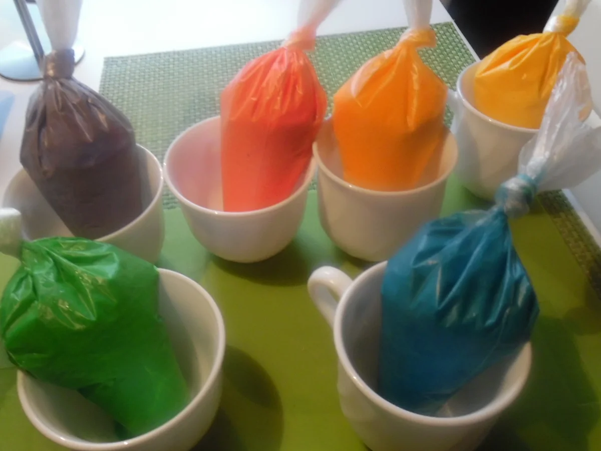 Regenbogen-Biscuit-Rolle (Rainbow Cake Roll) - Rezept - Bild Nr. 4610