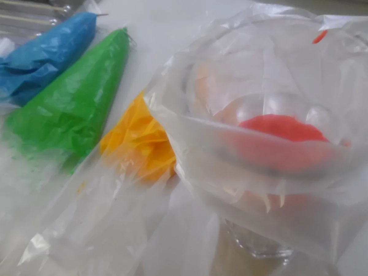 Regenbogen-Biscuit-Rolle (Rainbow Cake Roll) - Rezept - Bild Nr. 4611