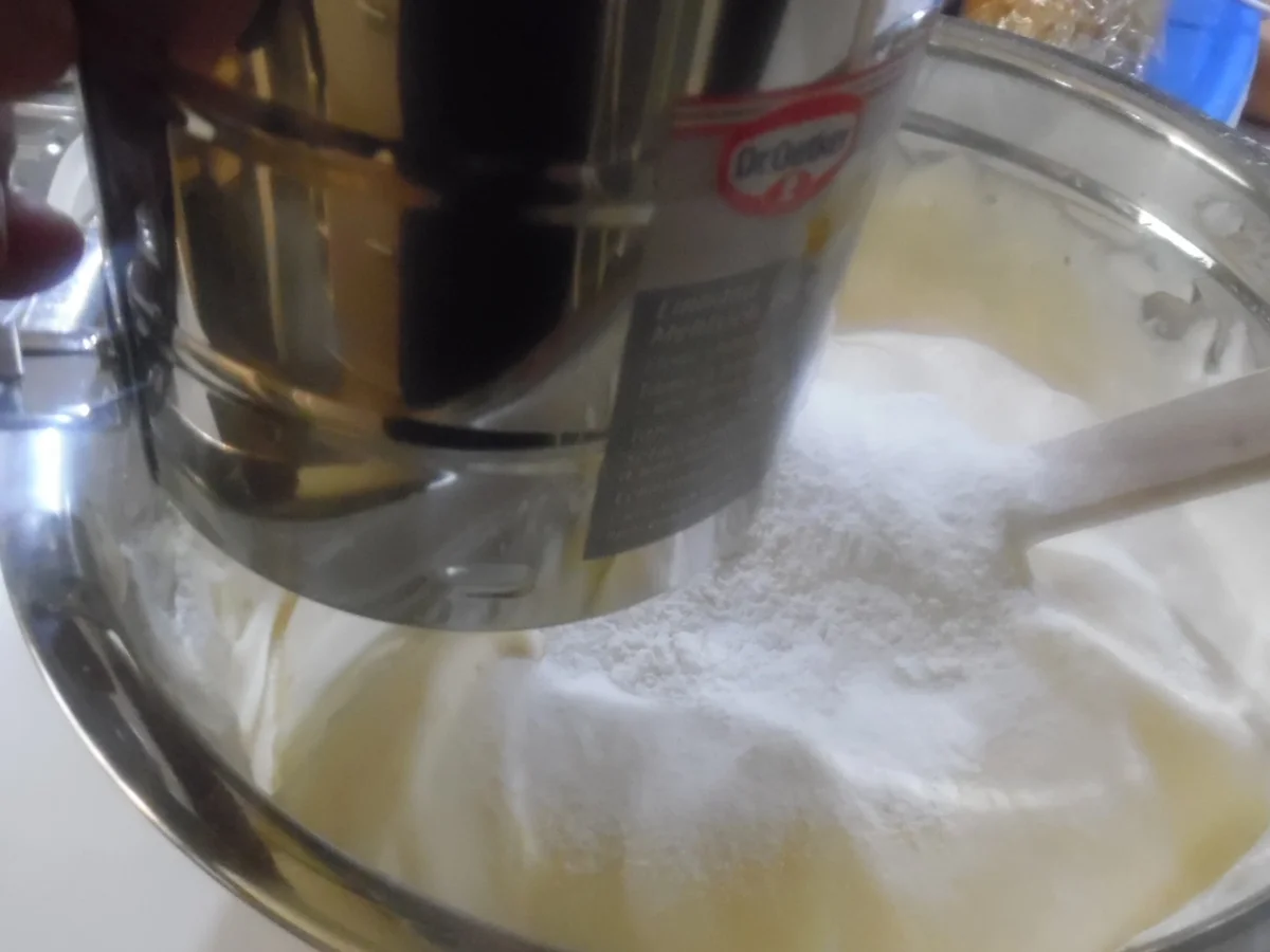 Regenbogen-Biscuit-Rolle (Rainbow Cake Roll) - Rezept - Bild Nr. 4615