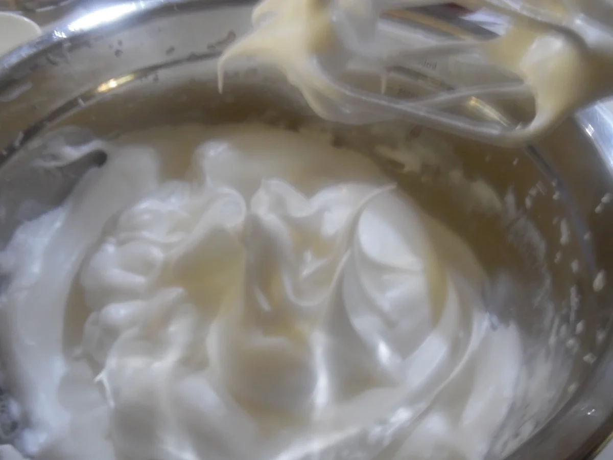 Regenbogen-Biscuit-Rolle (Rainbow Cake Roll) - Rezept - Bild Nr. 4618