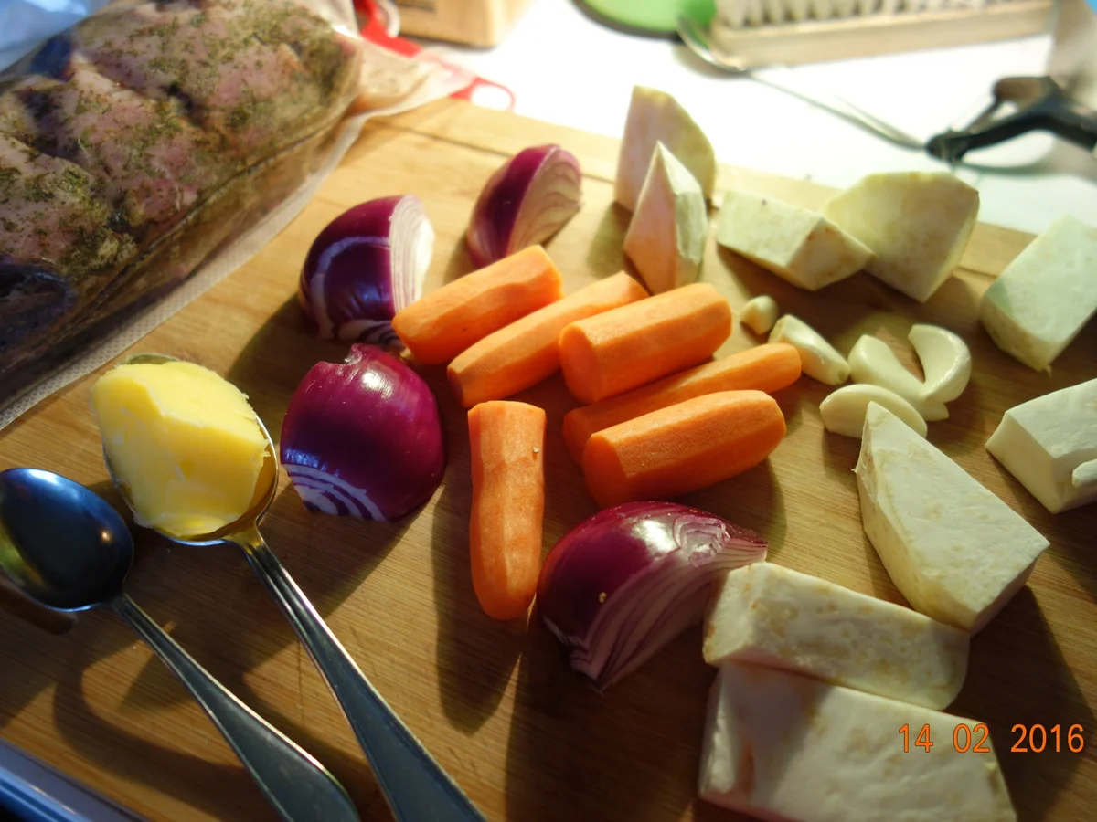 Rezept: Römertopf- Kalbsrollbraten vom Hals; Bild Nr. 4621 Römertopf- Kalbsrollbraten vom Hals; - Rezept - Bild Nr. 4621