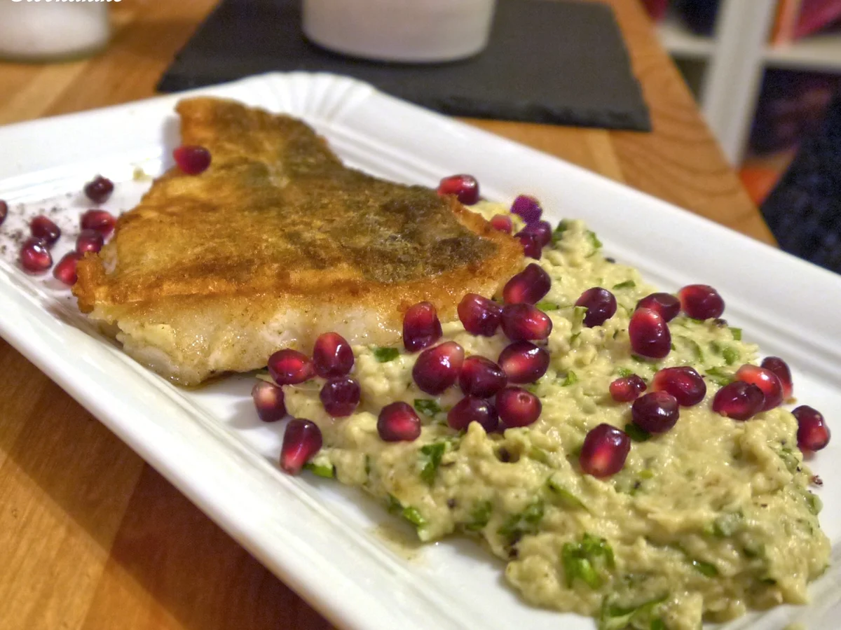 Skreifilet mit Auberginenpüree und Granatapelkernen - Rezept - Bild Nr. 4635