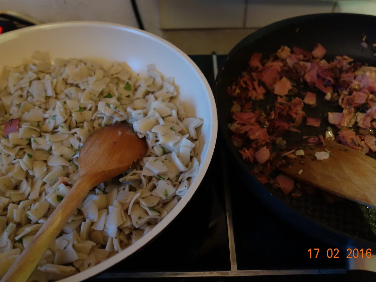 Schinkenfleckerln mit Blaukraut-Garnitur; - Rezept - Bild Nr. 4660