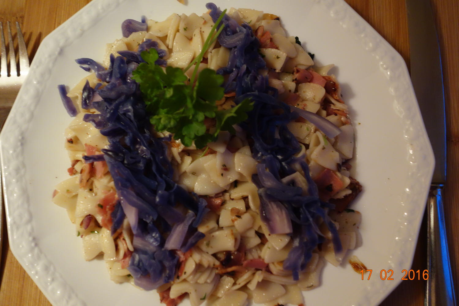 Schinkenfleckerln mit Blaukraut-Garnitur; - Rezept - kochbar.de