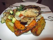 Souflaki mit viererlei Fleisch, Ofengemüse und Ofenkartoffeln - Rezept - Bild Nr. 4649