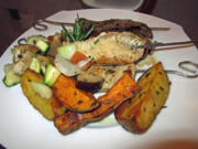 Souflaki mit viererlei Fleisch, Ofengemüse und Ofenkartoffeln - Rezept - Bild Nr. 4649