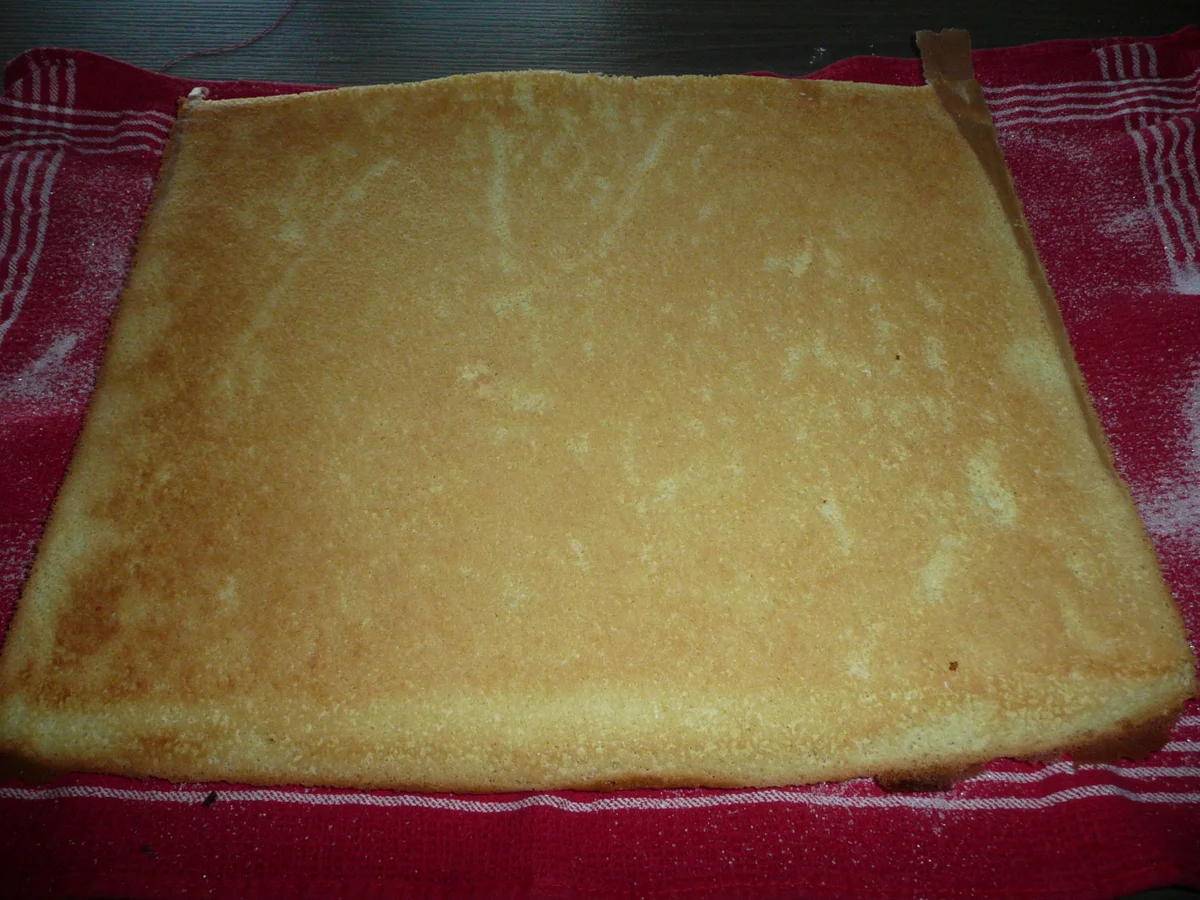 Erdbeer - Rhabarber - Roulade - Rezept - Bild Nr. 4670