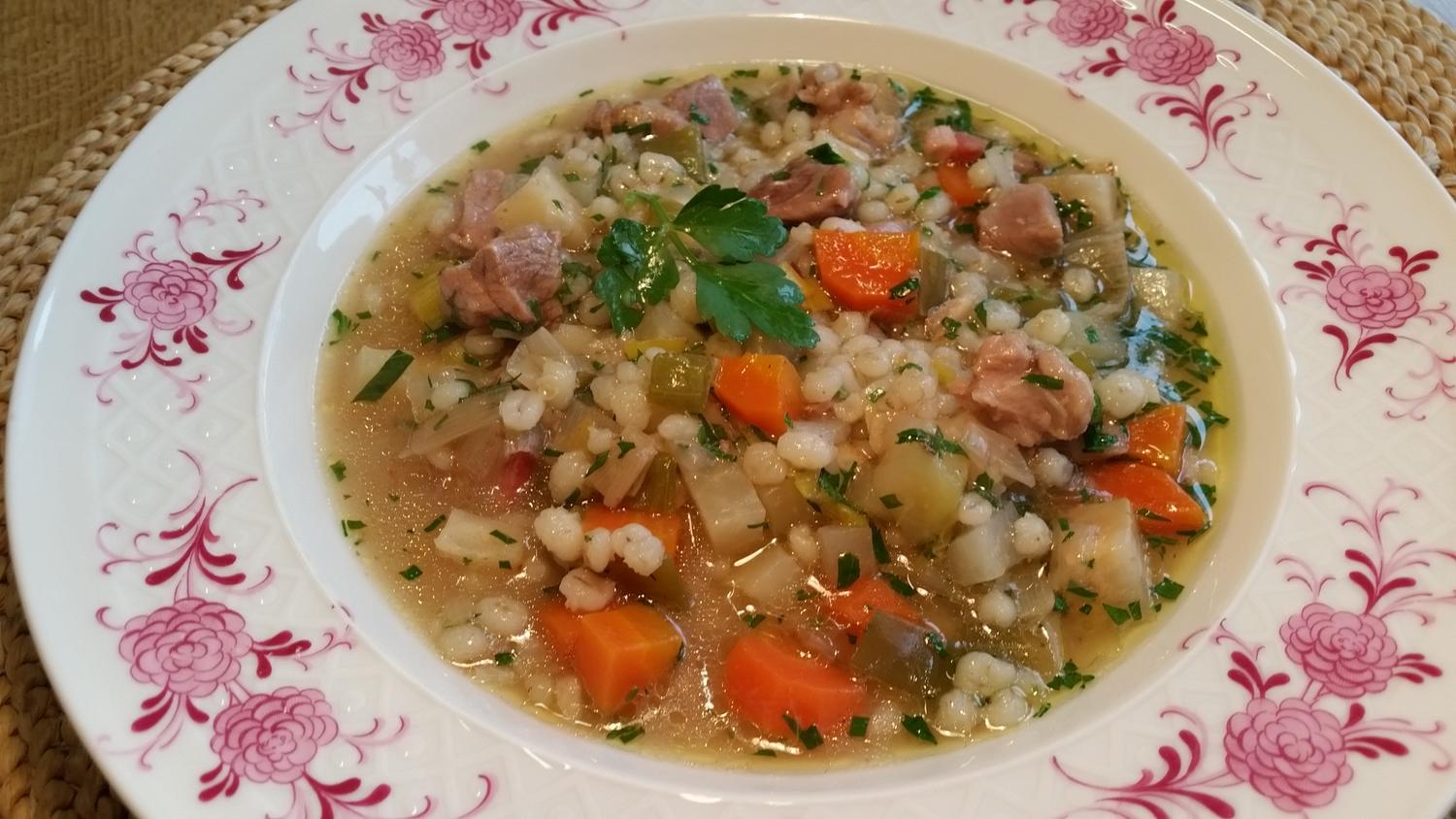 Römertopf: Graupensuppe mit Lammfleisch - Rezept - kochbar.de