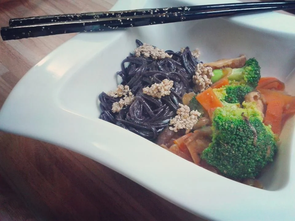 Rezept: Stir fry mit schwarzen Reisnudeln und Sesamcrunch Bild Nr. 4671 Stir fry mit schwarzen Reisnudeln und Sesamcrunch - Rezept - Bild Nr. 4671