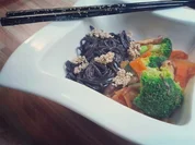 Stir fry mit schwarzen Reisnudeln und Sesamcrunch - Rezept - Bild Nr. 4671
