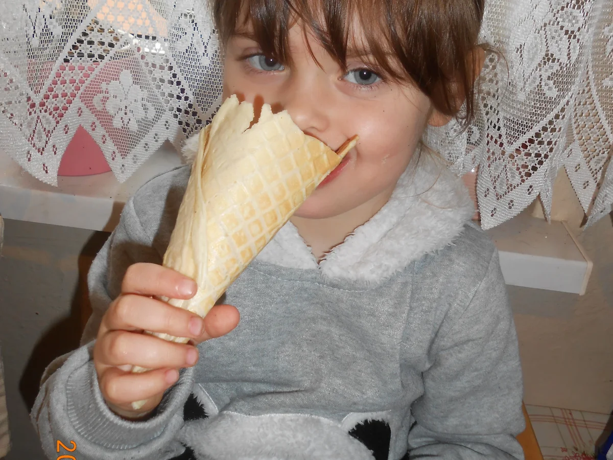 Rezept: Waffelhörnchen aus Biskuitteig Bild Nr. 4762 Waffelhörnchen aus Biskuitteig - Rezept - Bild Nr. 4762