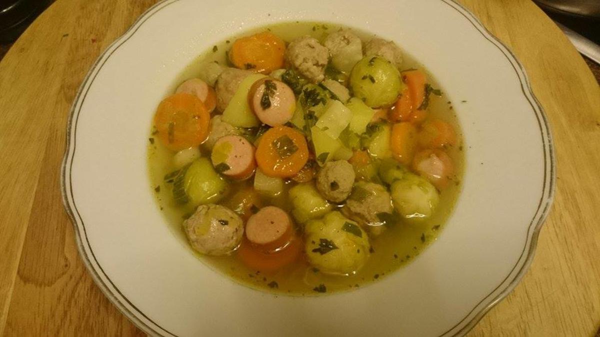 Gemüsesuppe mit Fleischklößchen und Würstchen - Rezept - Bild Nr. 4768