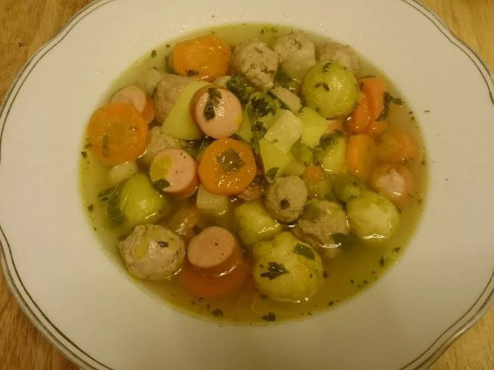 Gemüsesuppe mit Fleischklößchen und Würstchen - Rezept - Bild Nr. 4768