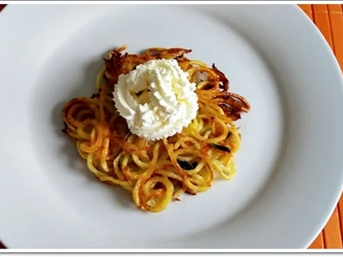 „Spagetti“ Rösti  mit Mascarpone, Lachs & Topioka Perlen - Rezept - Bild Nr. 4913