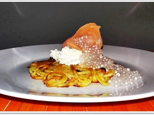 „Spagetti“ Rösti  mit Mascarpone, Lachs & Topioka Perlen - Rezept - Bild Nr. 4915
