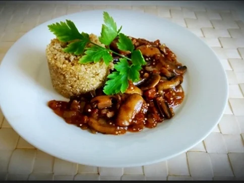 Pikante Champignons-Sauce mit weißen Quinoa-Türmchen - Rezept - Bild Nr. 4884