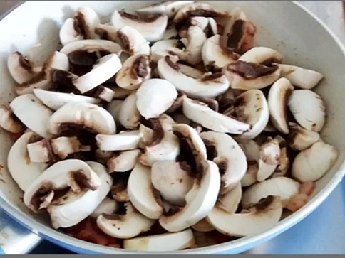 Pikante Champignons-Sauce mit weißen Quinoa-Türmchen - Rezept - Bild Nr. 4888