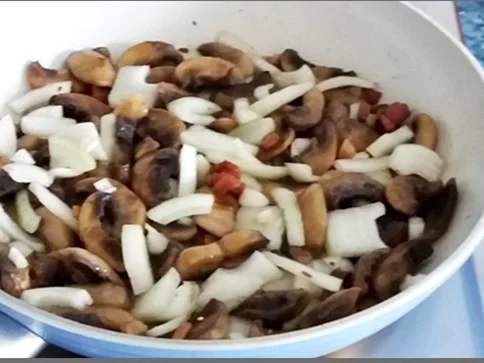 Pikante Champignons-Sauce mit weißen Quinoa-Türmchen - Rezept - Bild Nr. 4891