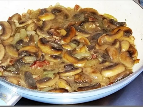 Pikante Champignons-Sauce mit weißen Quinoa-Türmchen - Rezept - Bild Nr. 4892