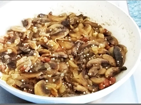 Pikante Champignons-Sauce mit weißen Quinoa-Türmchen - Rezept - Bild Nr. 4895