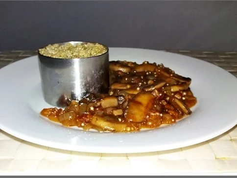 Pikante Champignons-Sauce mit weißen Quinoa-Türmchen - Rezept - Bild Nr. 4901