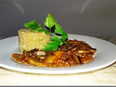 Pikante Champignons-Sauce mit weißen Quinoa-Türmchen - Rezept - Bild Nr. 4902