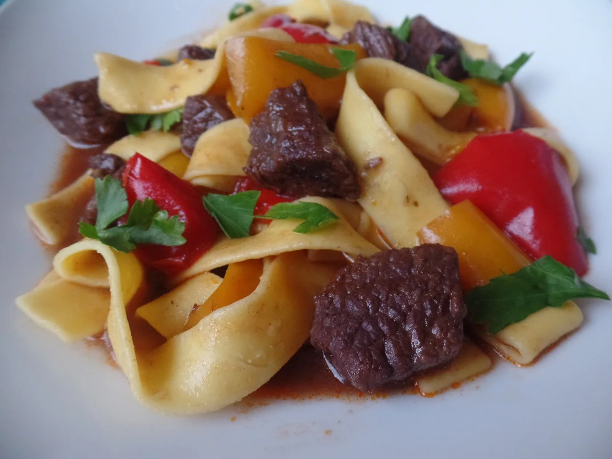 Paprikagulasch mit Bandnudeln - Rezept - Bild Nr. 4892