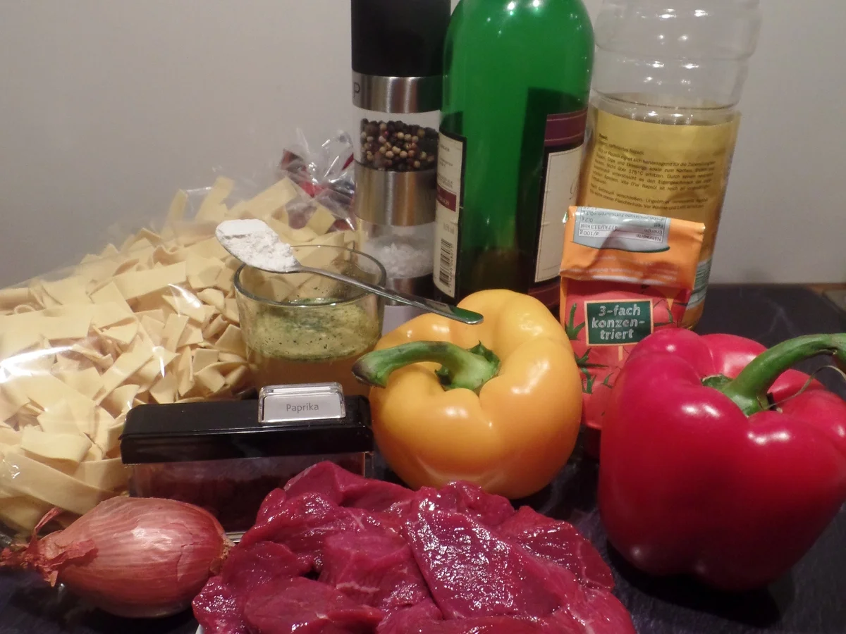 Paprikagulasch mit Bandnudeln - Rezept - Bild Nr. 4893