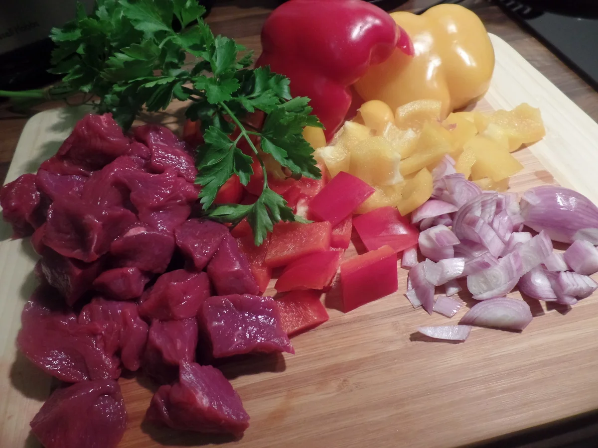 Paprikagulasch mit Bandnudeln - Rezept - Bild Nr. 4894