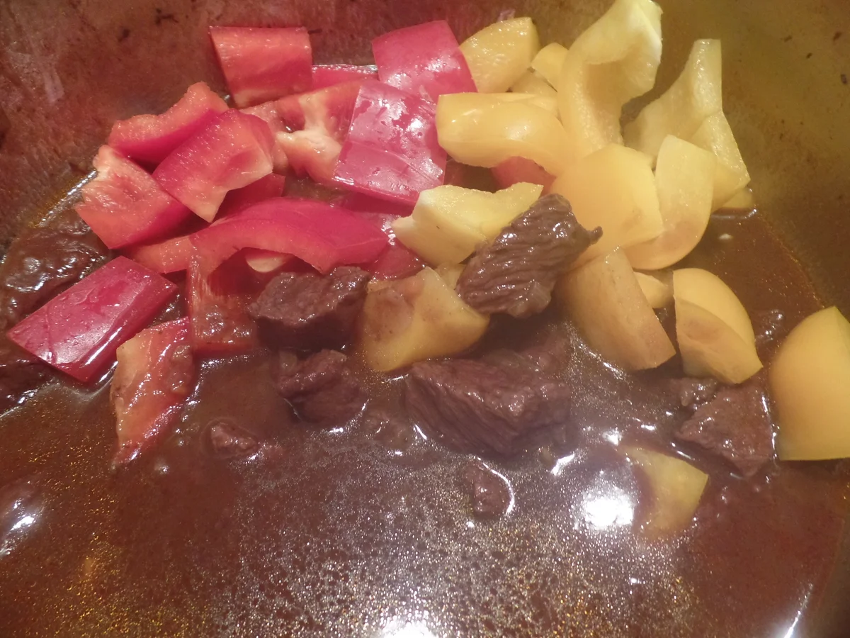 Paprikagulasch mit Bandnudeln - Rezept - Bild Nr. 4903