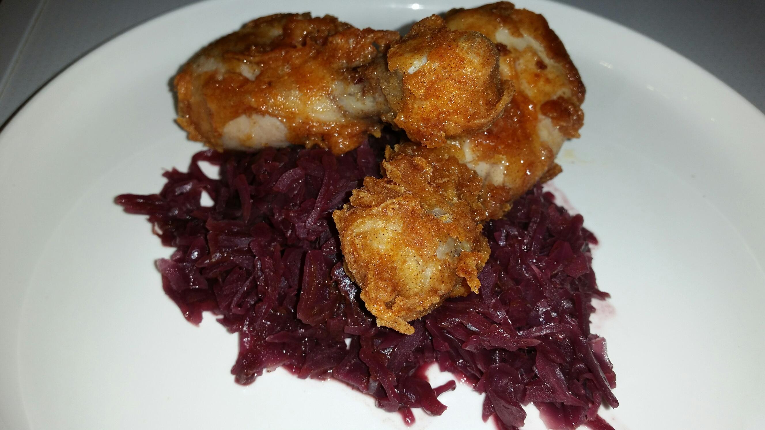 Bilder für Hähnchenkeule in Buttermilchkruste auf Schokoladenrotkohl - Rezept