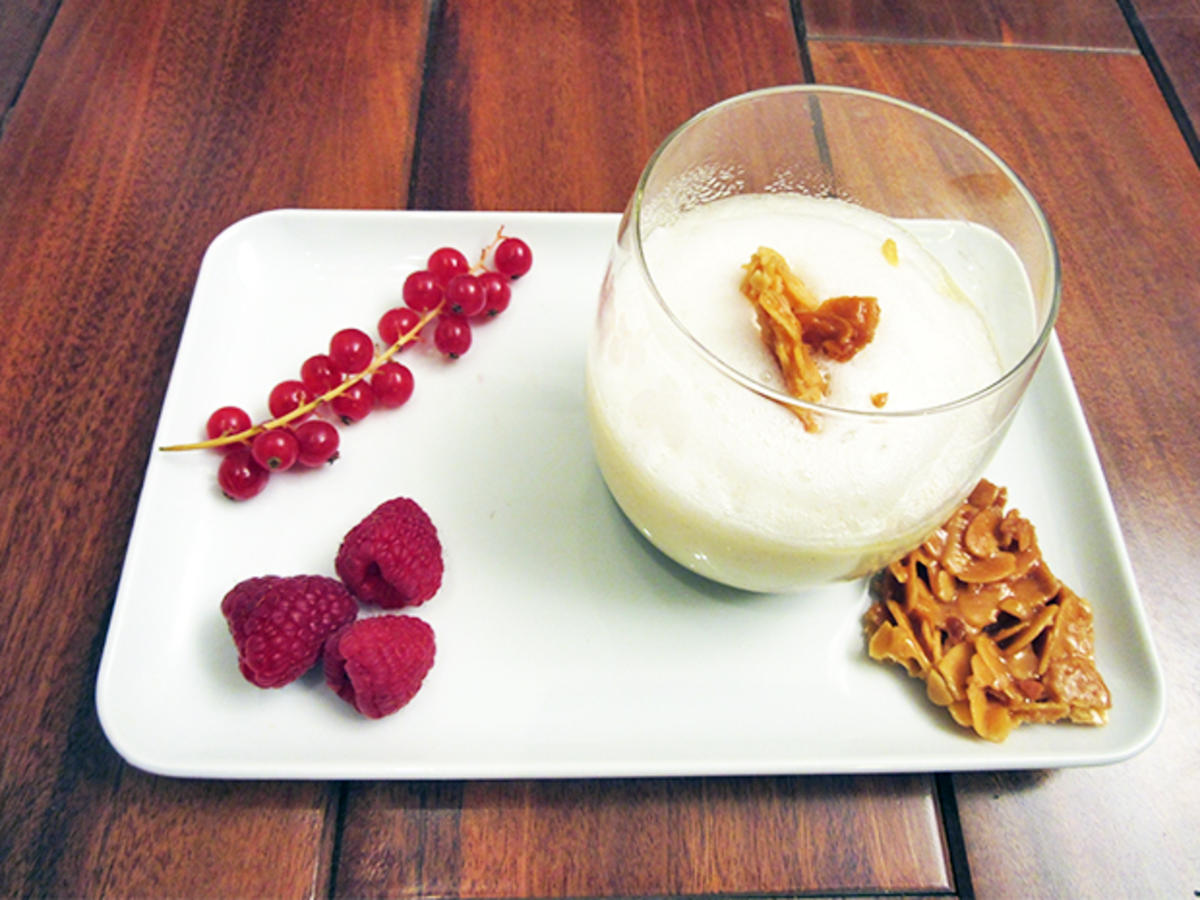 Vanillepudding mit Eierschaum Obst der Saison mit Mandelplätzchen ...